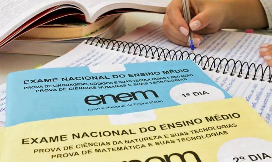 Silhueta de estudante com mochila segurando um celular que exibe um boleto digital, sobre fundo off-white com formas geométricas em navy e detalhes dourados, representando o prazo do Enem em Imbituba.