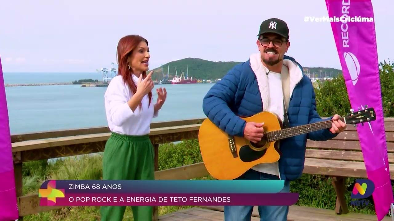 Ilustração editorial de um cantor em silhueta no palco, guitarra em punho, sob refletores dourados, com público abstrato ao fundo em formas geométricas azuis navy e off-white, celebrando o aniversário de Imbituba.