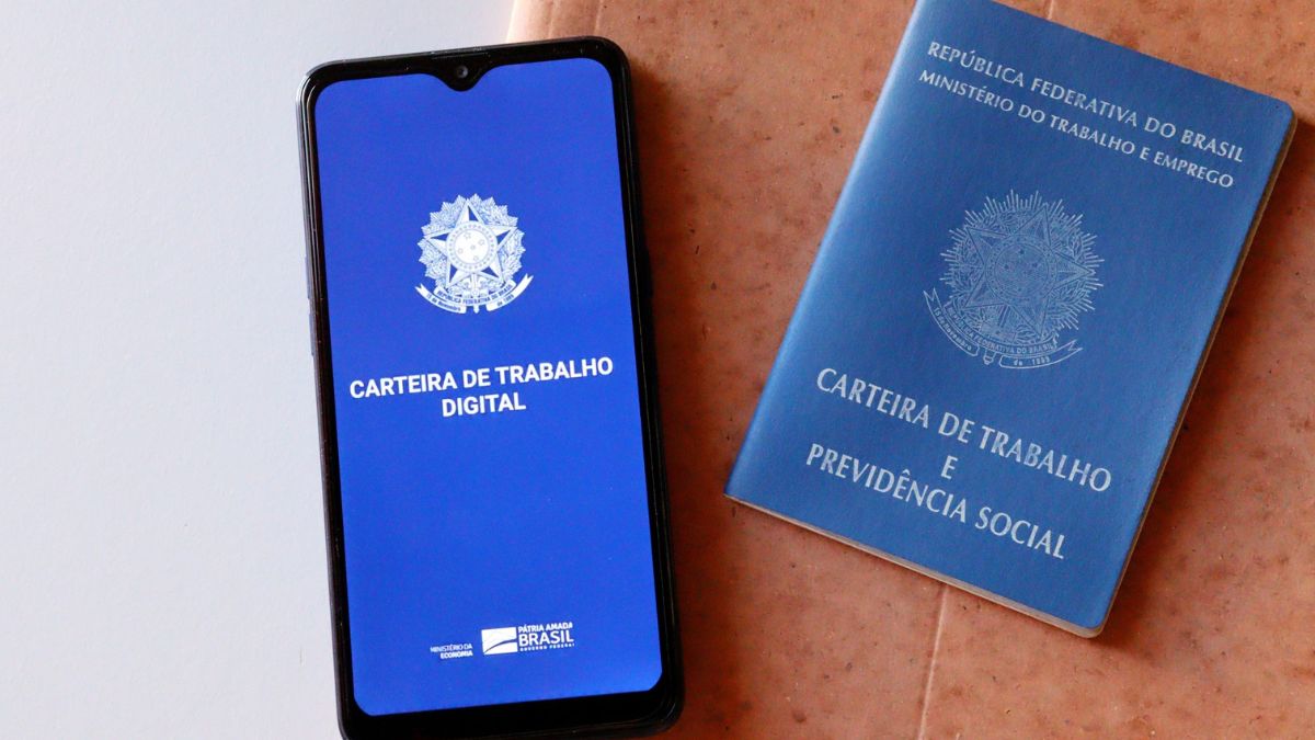 Profissionais em ambiente de trabalho colaborativo em Imbituba, representando oportunidades de emprego na região.