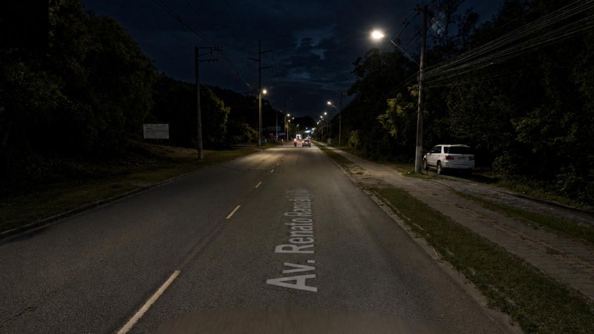 Cena de acidente com dois veículos na Avenida Renato Ramos da Silva durante madrugada, com presença de bombeiros e viatura da Polícia Militar em Imbituba.