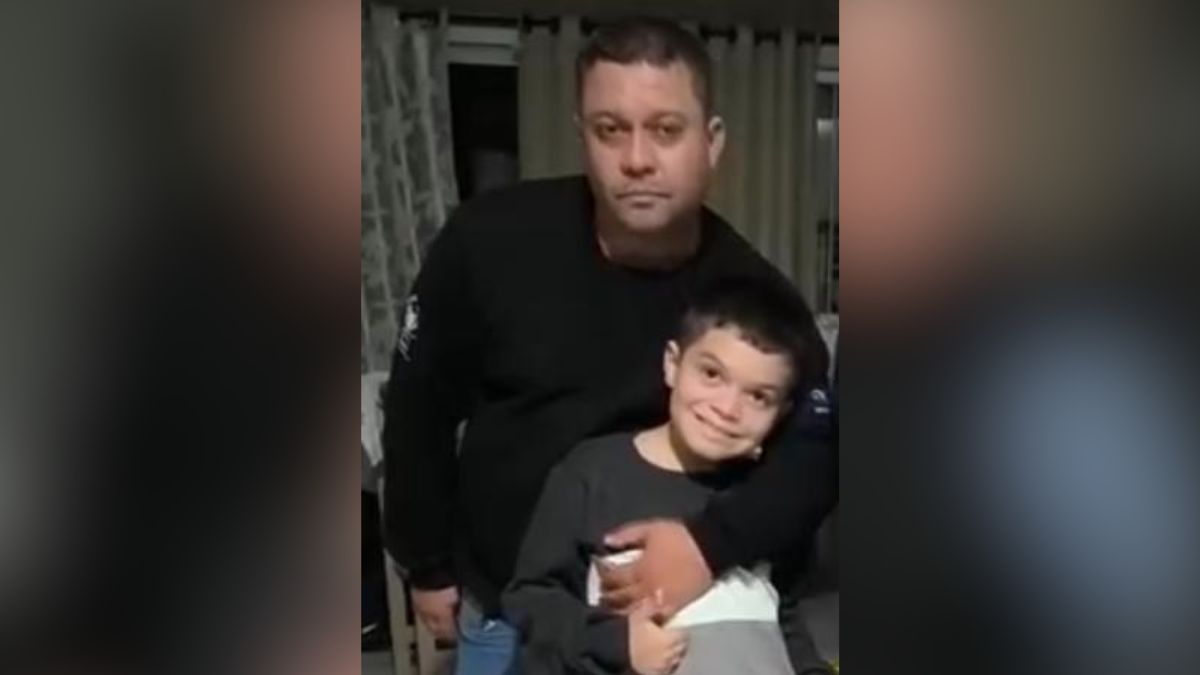 Silhueta de duas pessoas em momento de solidariedade, com símbolos de Pix e comunidade em Imbituba ao fundo