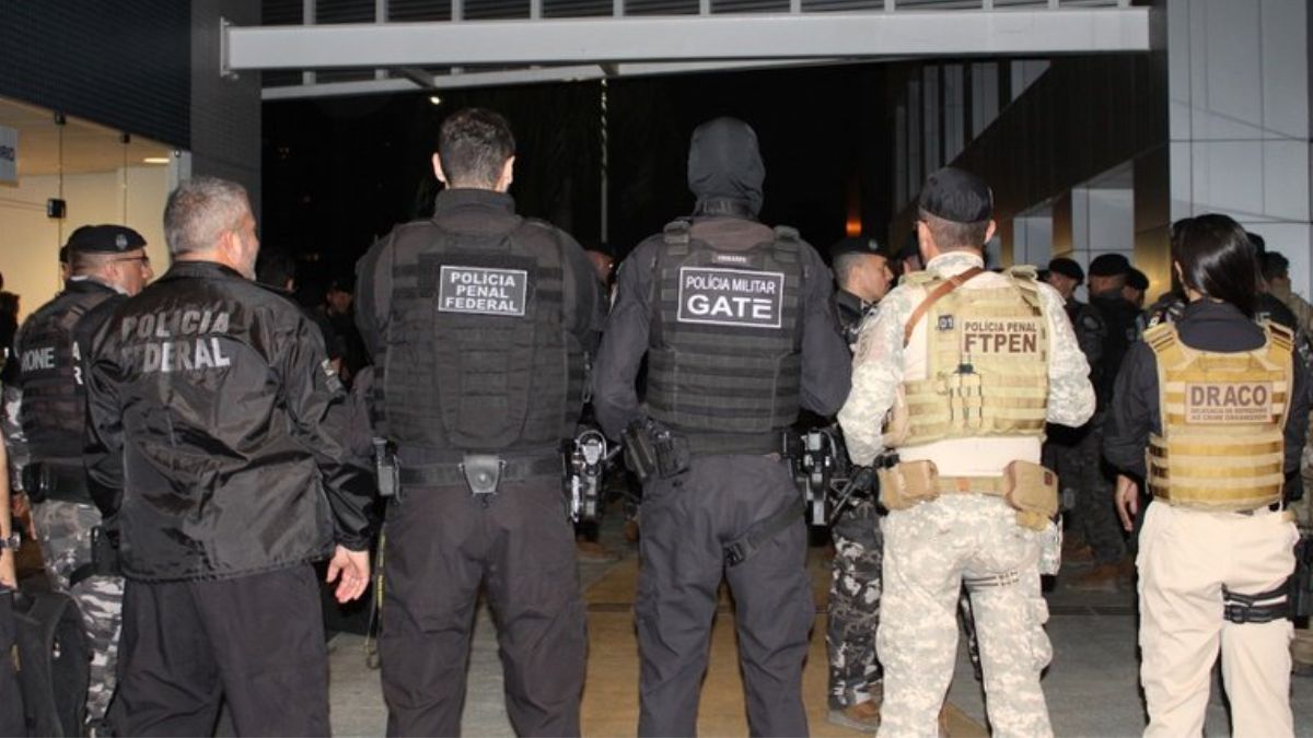 Operação policial em Imbituba: agentes da FICCO/SC em ação de cumprimento de mandados contra crime organizado.