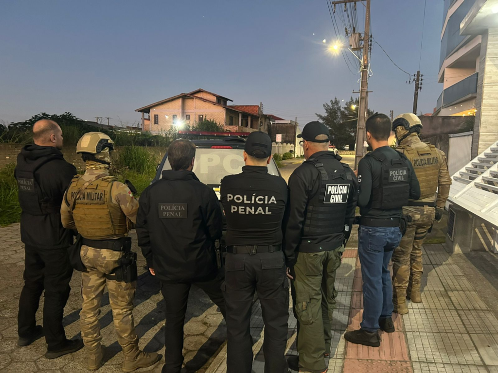 Ilustração de operação policial em presídio: silhuetas de agentes em ação, celulares e drogas apreendidas, estrutura prisional abstrata ao fundo em tons navy e dourado.
