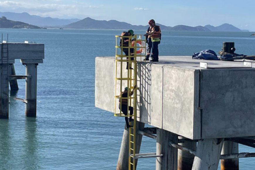 Simulado de resgate no mar no Porto de Imbituba: equipes de emergência coordenam operação de salvamento em cais portuário.
