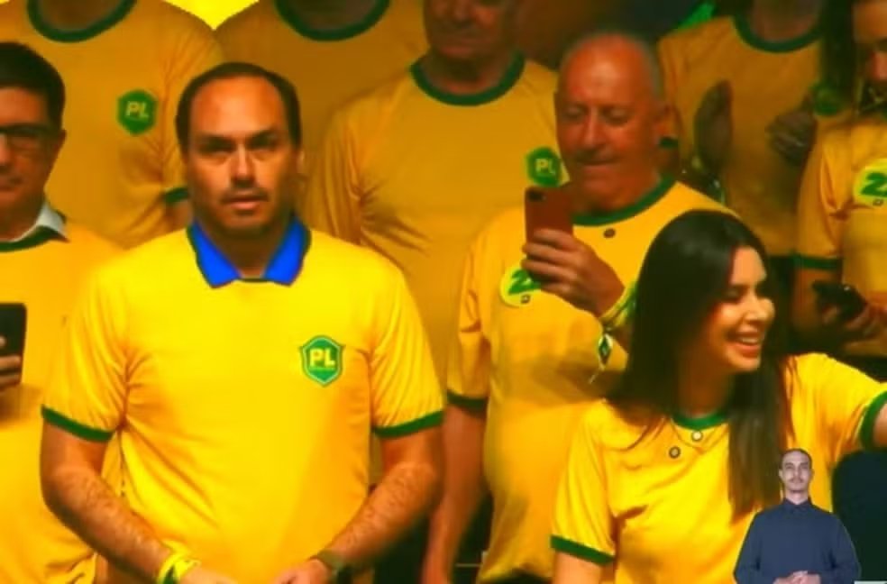 Evento político do PL em Florianópolis com palco, lideranças e símbolos da campanha para eleições 2026.