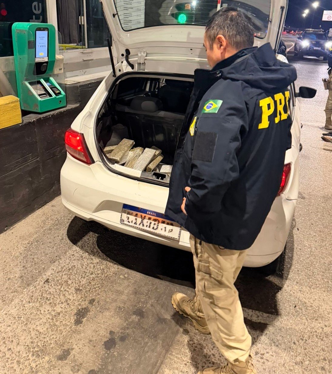 Operação de fiscalização da PRF na BR-101: apreensão de drogas em veículo durante patrulha rotineira em rodovia litorânea.