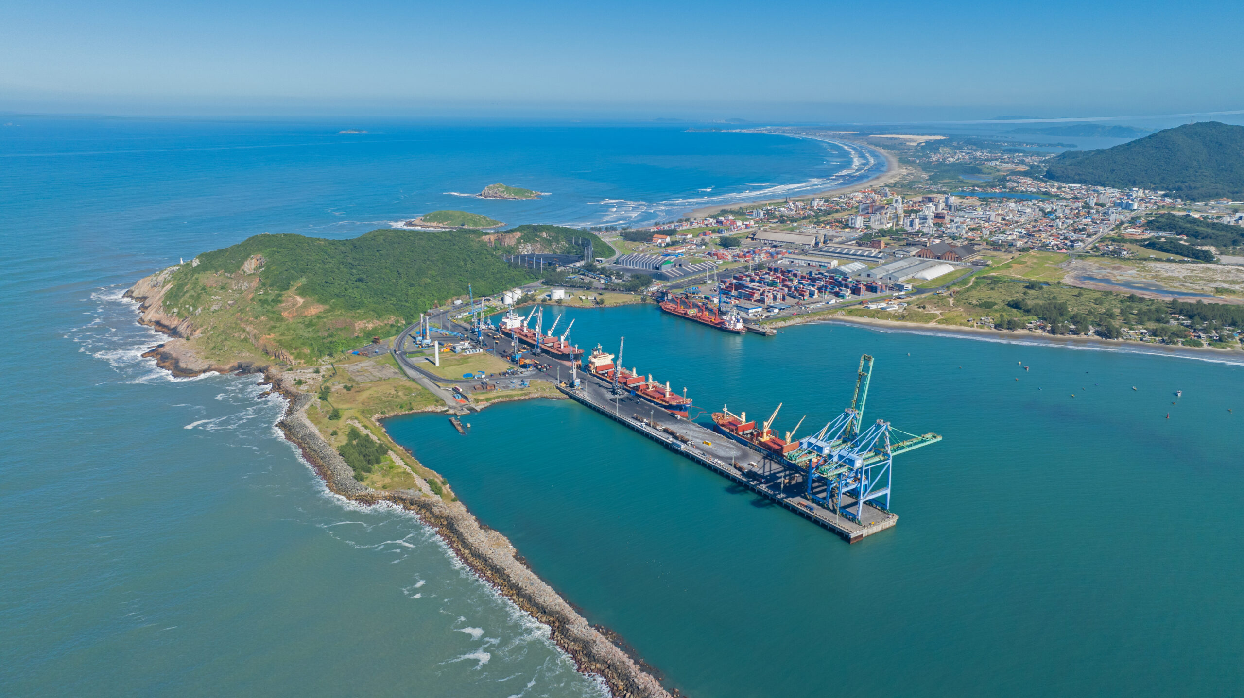Vista aérea do Porto de Imbituba com navios atracados