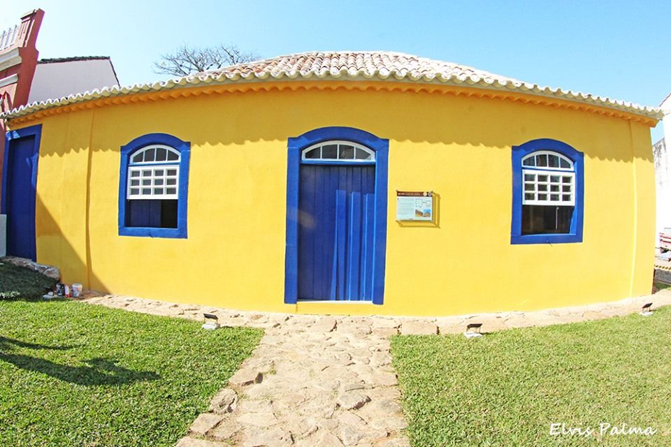 Visitantes em silhueta explorando acervo histórico em museu da região sul catarinense durante Semana Nacional dos Museus