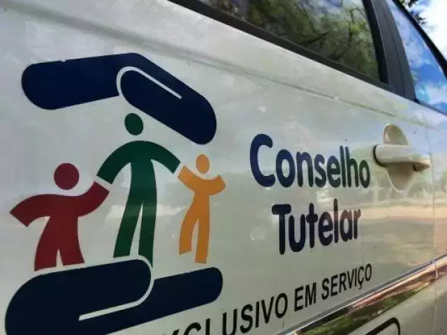 Ilustração mostrando símbolos de proteção e cuidado com crianças, com elementos de rede de apoio e segurança em tons navy e dourado.