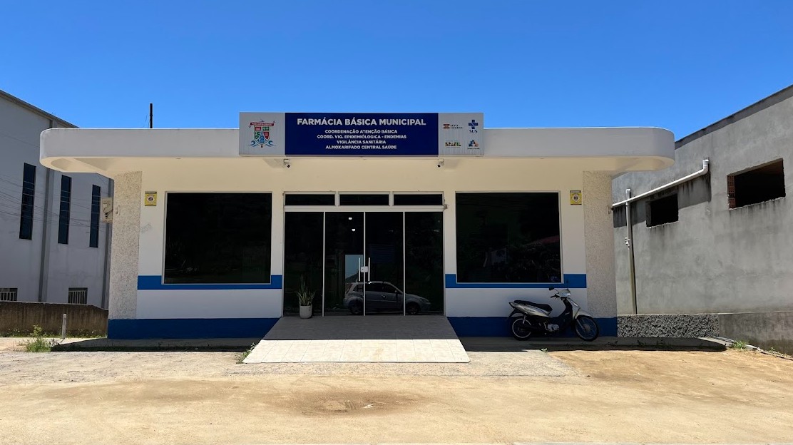 Silhueta de profissional de saúde aplicando vacina em animal doméstico durante campanha antirrábica municipal