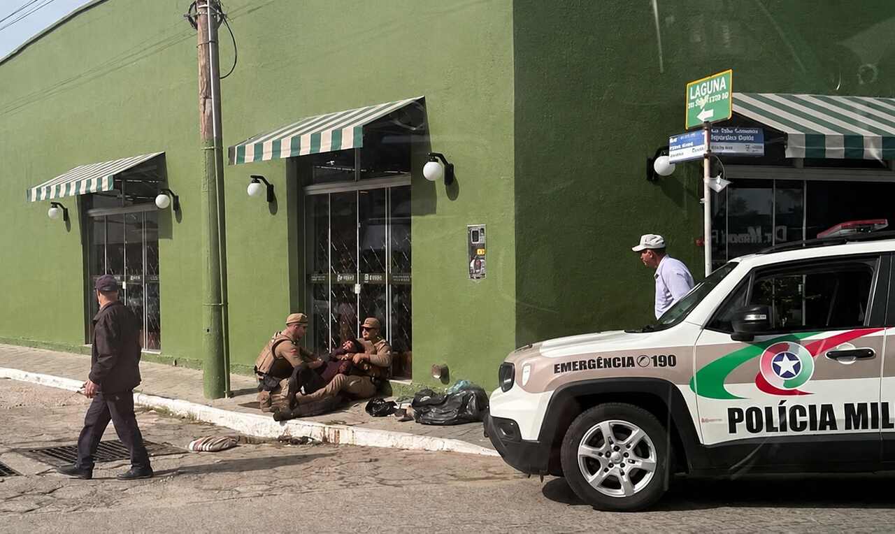 Silhueta de agente da Polícia Militar em abordagem na orla litorânea, com elementos geométricos abstratos representando segurança pública e jurisdição costeira.
