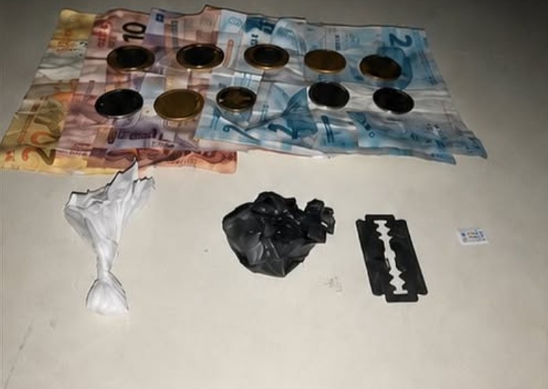 Operação de segurança pública: materiais apreendidos e documentação de prisão em flagrante na Delegacia de Polícia Civil