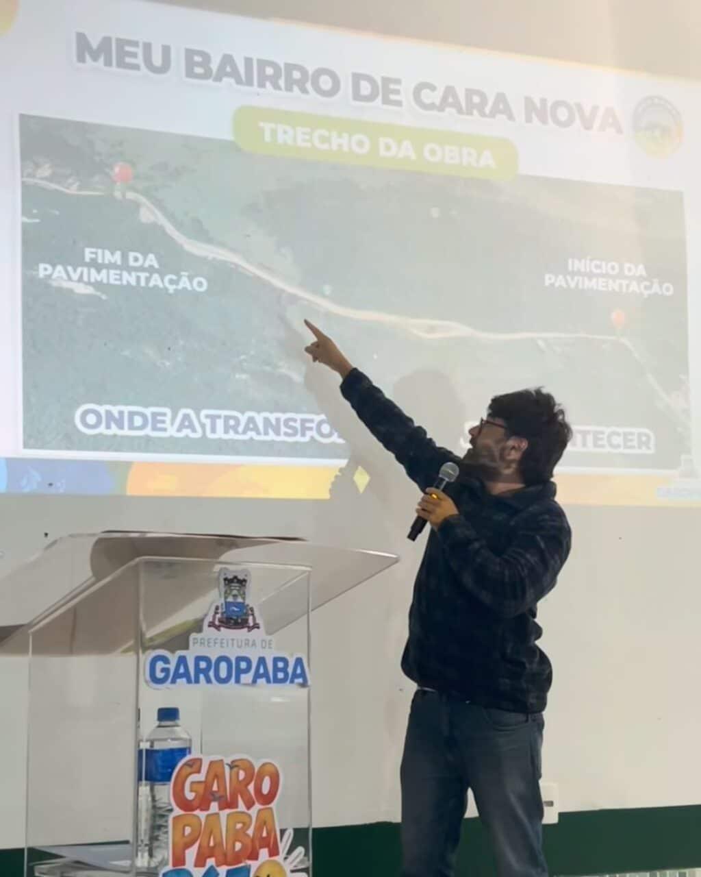 Ilustração editorial da Estrada Geral do Ouvidor, na divisa Garopaba-Imbituba, com via de terra, ciclofaixa e vagas de estacionamento em perspectiva, sob céu limpo com paleta navy e dourado.