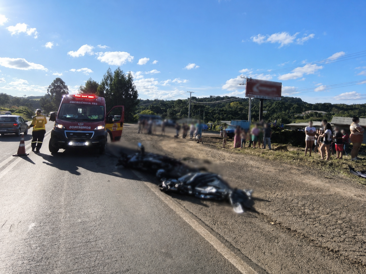 Cena de acidente na BR-282 com veículos danificados, equipes de emergência e sinalizações de segurança na rodovia em Ponte Serrada.