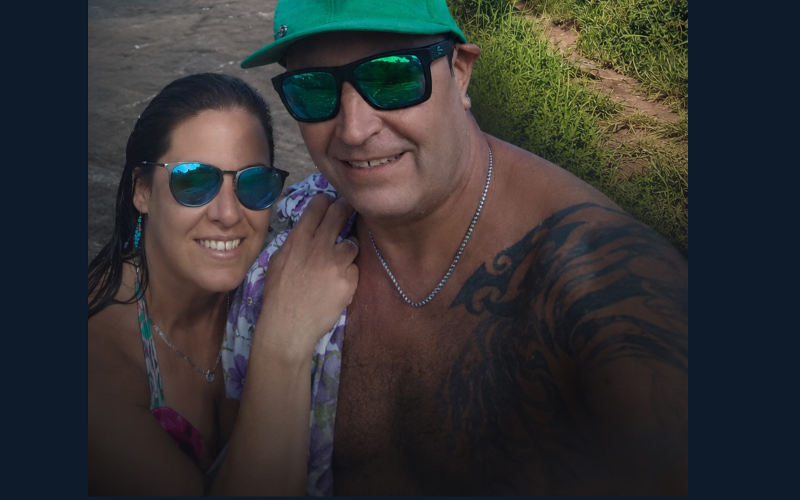 Trilha da Praia dos Amores em Imbituba com infraestrutura elétrica visível e paisagem litorânea ao fundo, sob luz natural do dia.