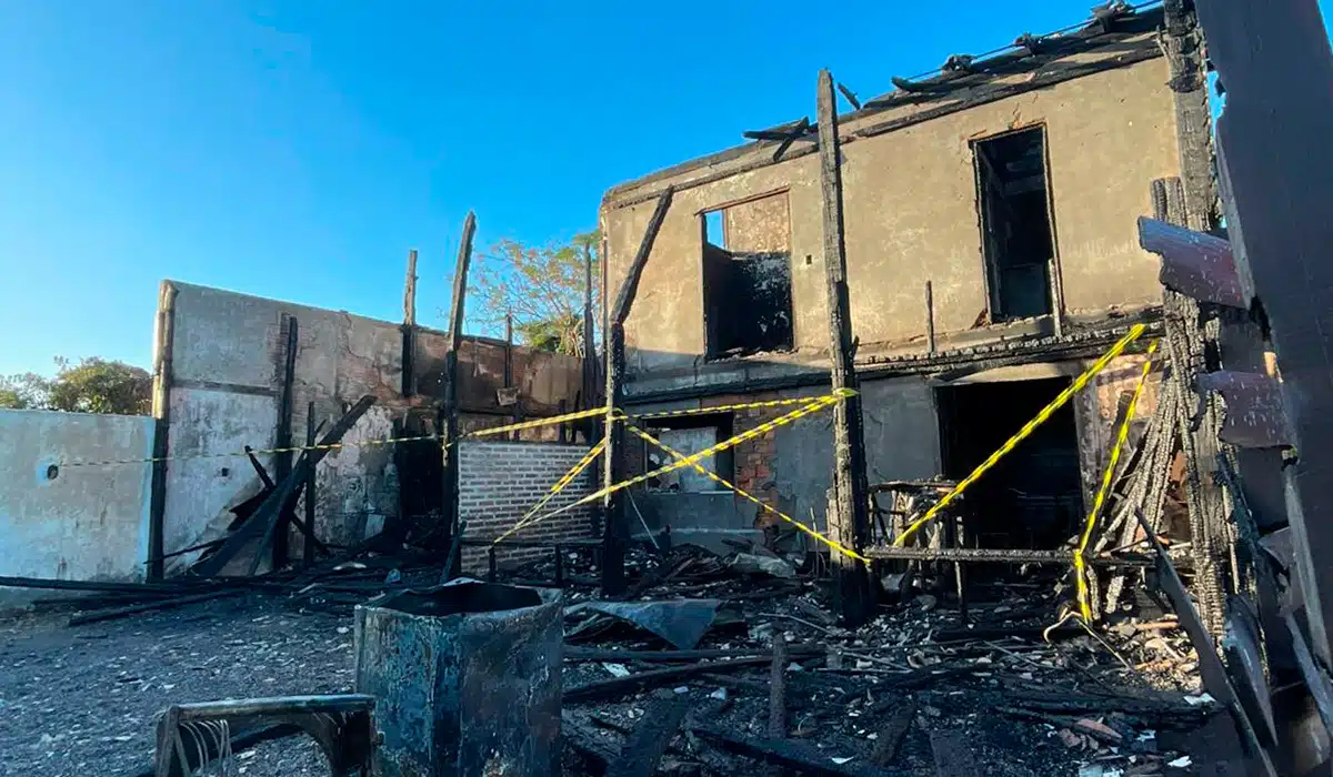 Prédio residencial em Ibiraquera com fachada enegrecida e janelas destruídas após incêndio que atingiu quatro apartamentos em Imbituba