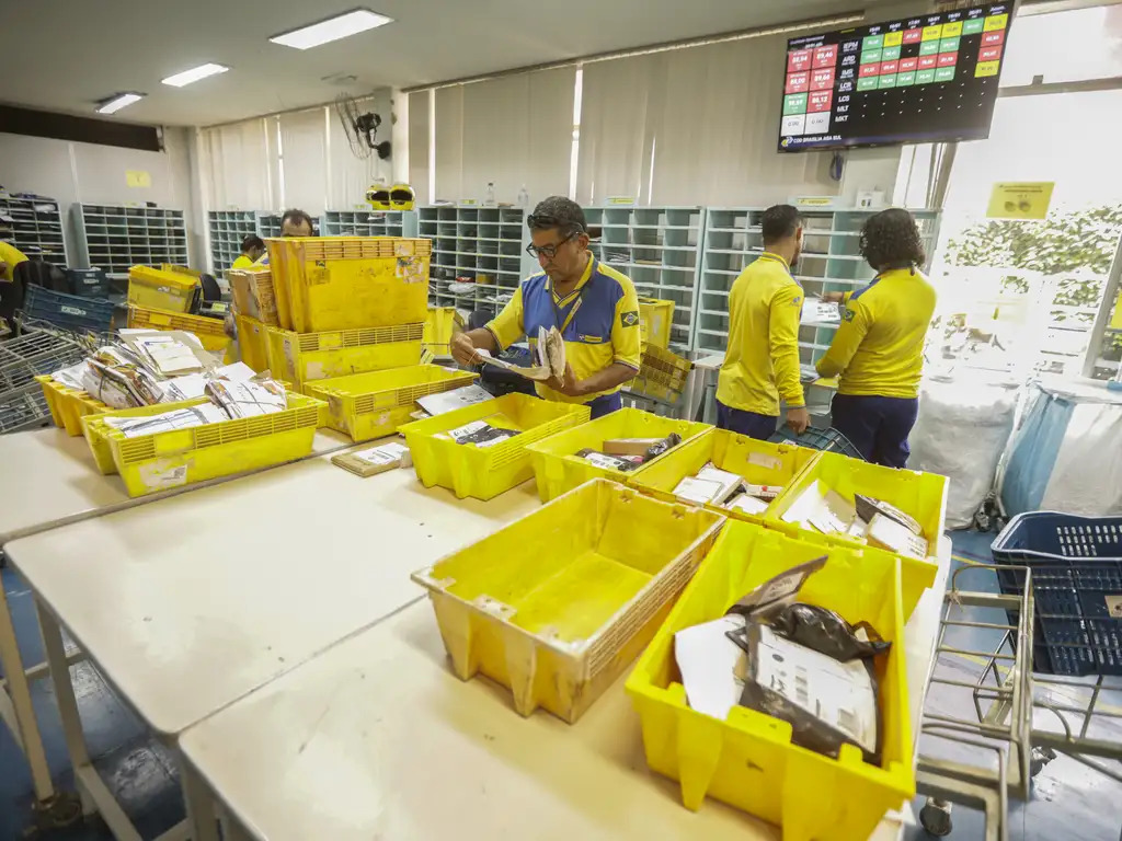 Agência dos Correios em Laguna com clientes aguardando atendimento, ilustrando impacto da ação judicial do MPF contra falhas no serviço postal regional.
