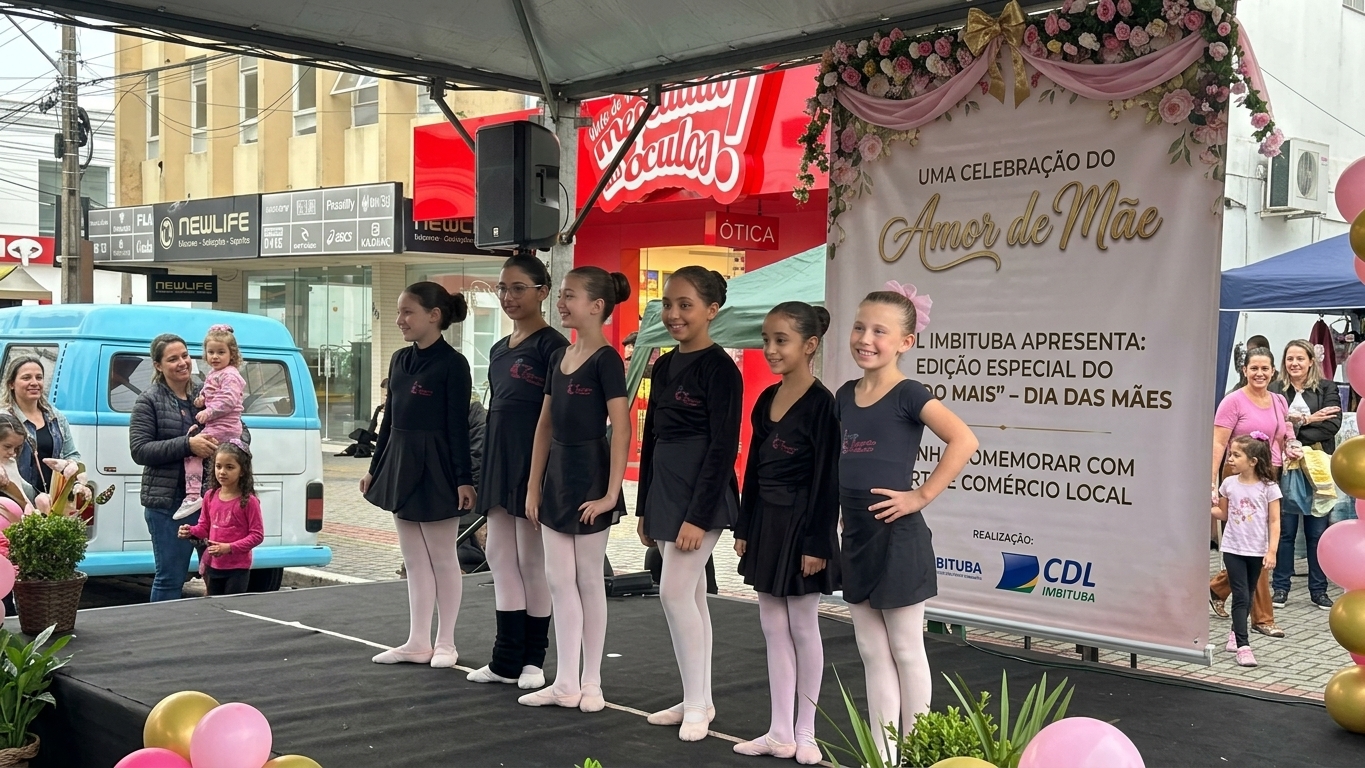 Silhuetas de pessoas em movimento no centro comercial de Imbituba durante evento "Sábado Mais" com elementos de compras, gastronomia e celebração do Dia das Mães.