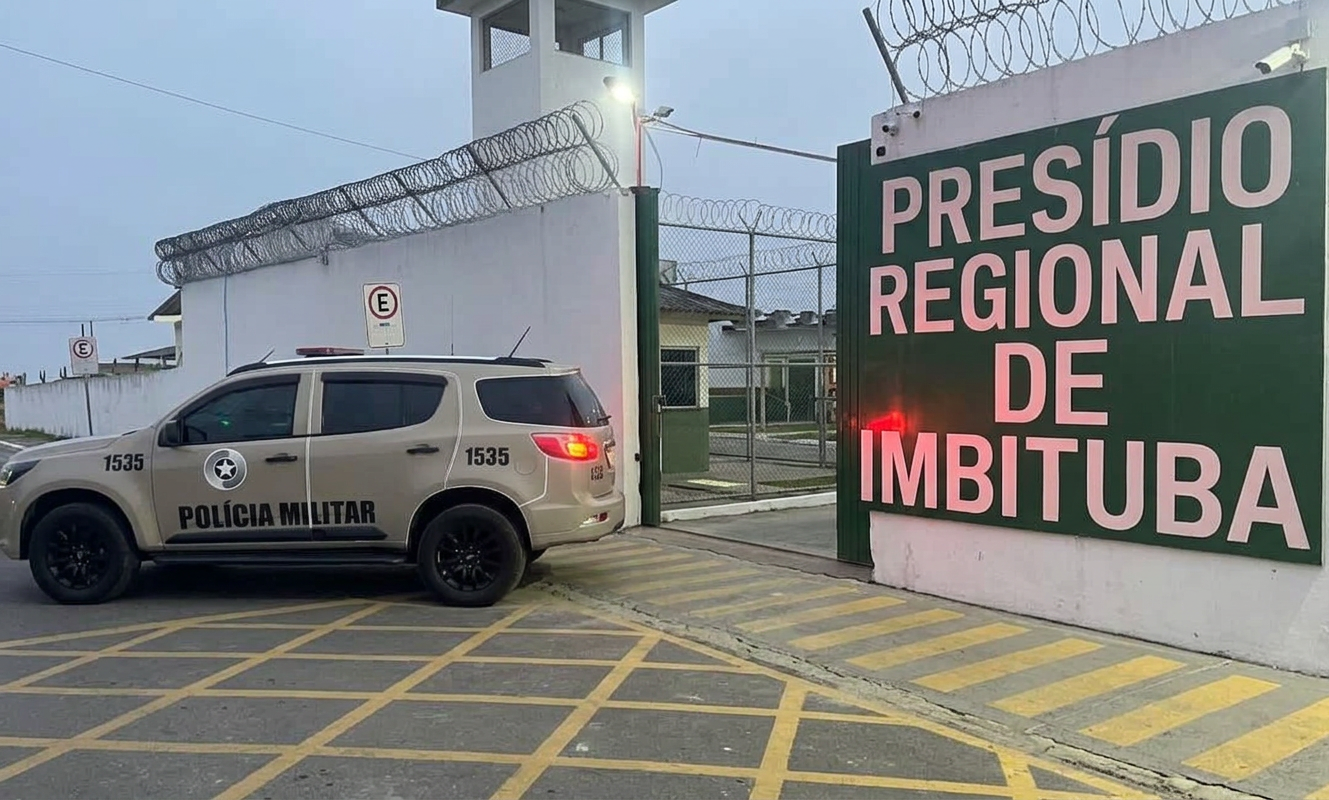 Silhueta de viatura policial em patrulhamento noturno no bairro costeiro, com elementos geométricos de segurança e vigilância