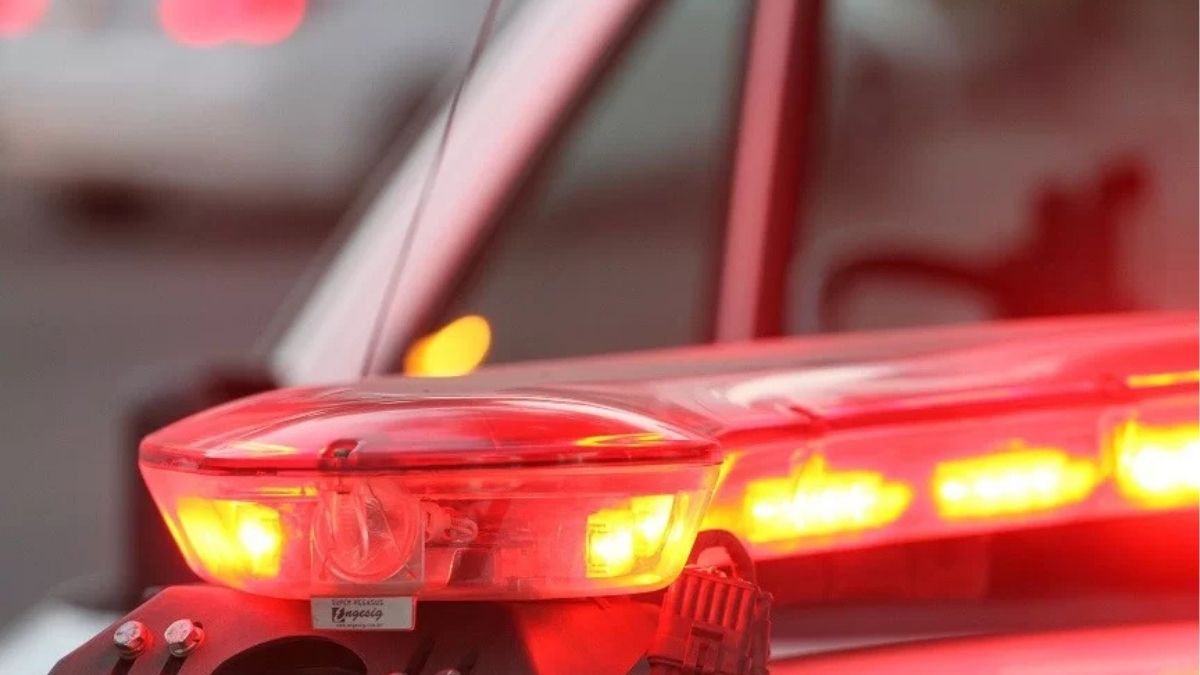 Operação policial em Garopaba: motocicleta abandonada em rua do bairro Limpa com apreensão de maconha, mata densa ao fundo