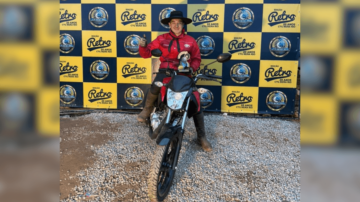 Silhuetas estilizadas de laçadores e prendas em volta de troféus e motocicletas, sobre fundo com formas geométricas que remetem a uma arena de rodeio em Imbituba.