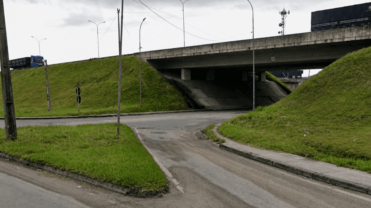 Ilustração editorial do viaduto da BR-101 no km 276, em Imbituba, com tráfego interrompido por cones e barreiras; silhuetas de veículos desviam por rotas alternativas ao fundo.
