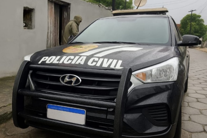 Operação policial: materiais apreendidos (cocaína, crack, maconha) em composição geométrica abstrata com símbolos de segurança pública e investigação criminal.