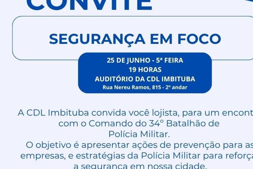 Ilustração editorial flat de silhuetas geométricas de lojistas e policiais reunidos em torno de uma mesa em auditório, com formas abstratas ao fundo sugerindo o centro comercial de Imbituba.