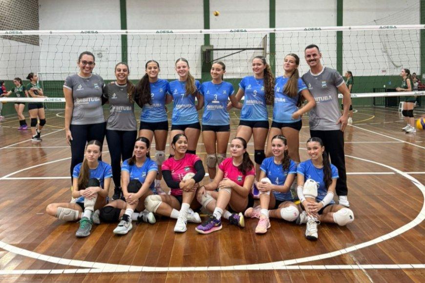 Ilustração editorial flat de silhuetas de jogadoras de vôlei em salto de ataque e defesa sobre fundo off-white; formas geométricas em navy e dourado sugerem ginásio esportivo abstrato.