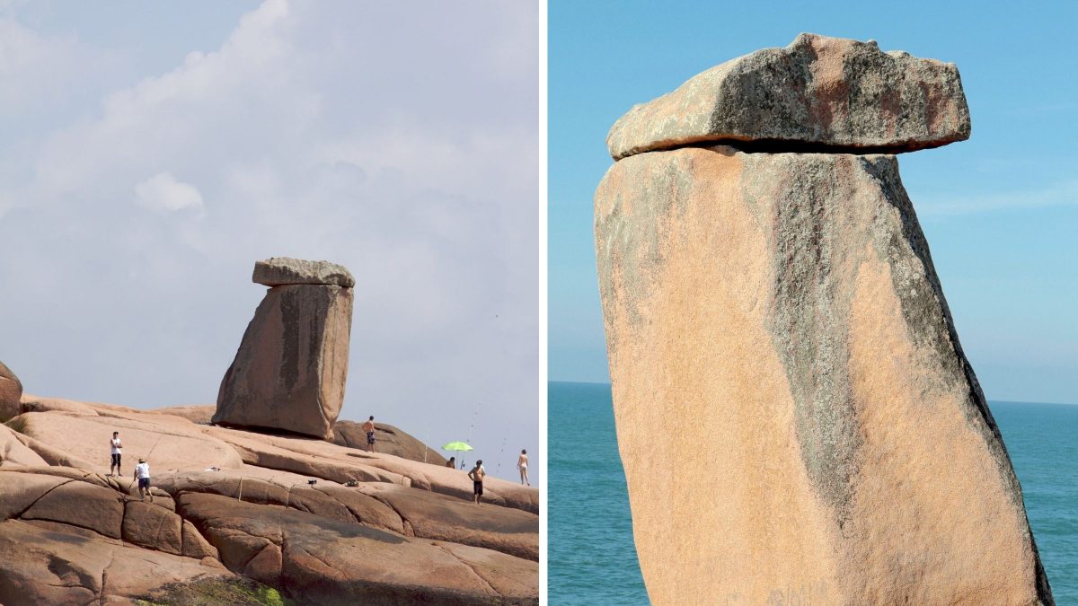 Formação rochosa gigante equilibrada sobre base estreita à beira-mar em Laguna, com ondas ao fundo e céu aberto.