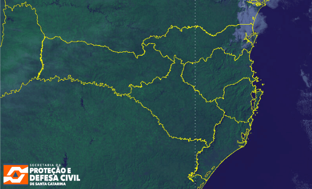Ilustração editorial de satélite estilizado sobre Santa Catarina, com céu limpo, poucas nuvens e silhueta da costa do Litoral Sul em tons navy e off-white.