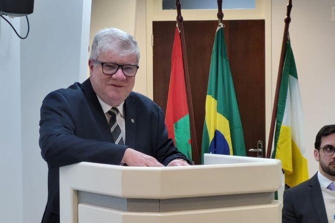 Ilustração editorial do Salão do Júri de Laguna vazio, com a cadeira da presidência destacada em dourado sobre fundo off-white, simbolizando a trajetória do juiz aposentado Renato Bratti.