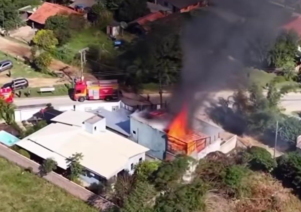 Edifício multifamiliar em Ibiraquera com marcas de fuligem e danos estruturais após incêndio que destruiu quatro apartamentos e área comercial.