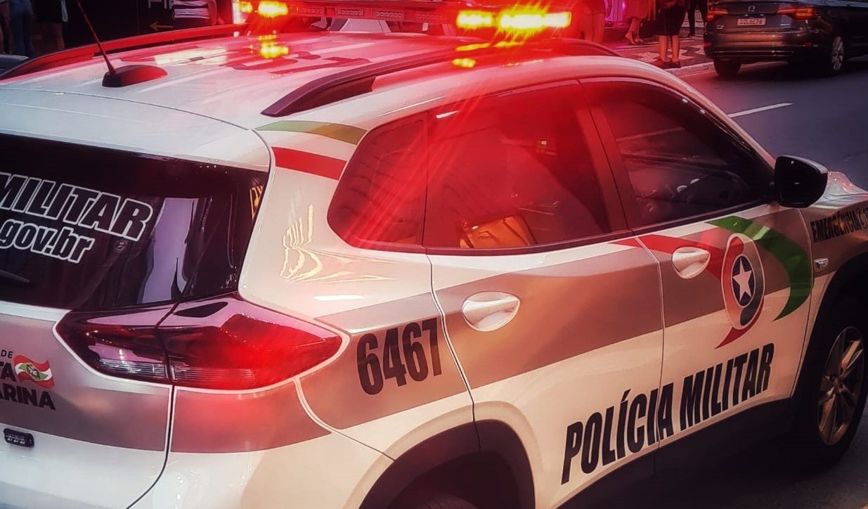 Operação policial noturna no bairro Congonhas: silhueta de agentes em patrulha, drogas apreendidas e monitoramento em Tubarão.
